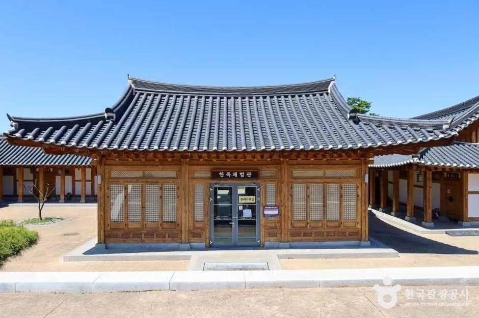 경북_영천_영천한의마을_내부_3.jpg