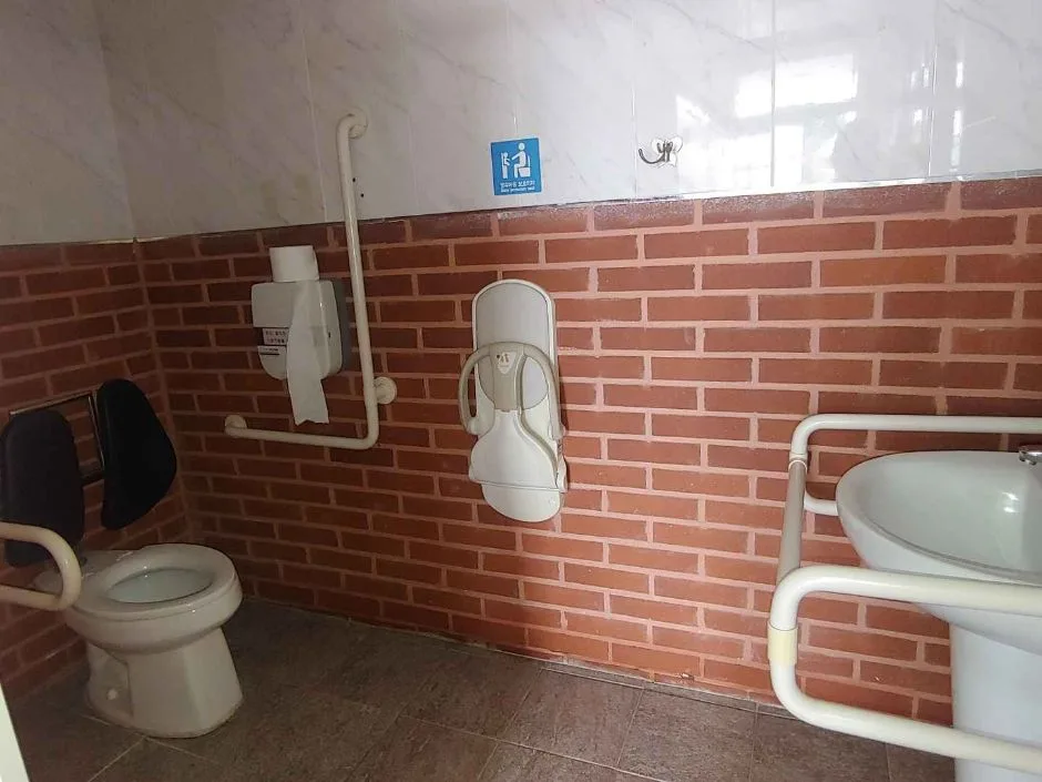 곡성기차마을생태학습관_장애인화장실내부