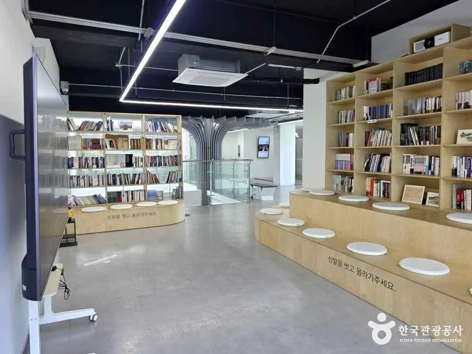 충남_아산_아산시 이순신관광체험센터 여해나루_내부_4.jpg