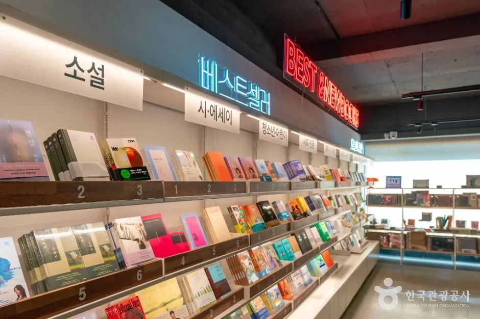 경북_구미_삼일문고_내부_6.jpg