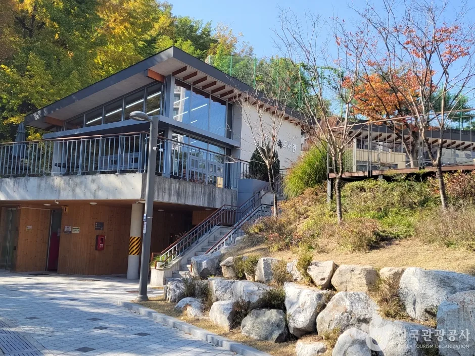 성동구립매봉산숲속도서관