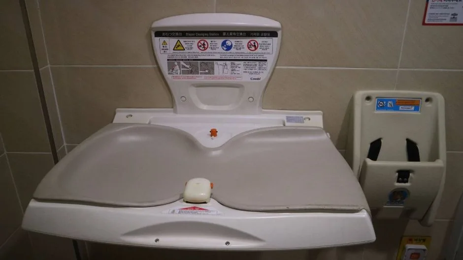 서울숲곤충식물원_외부 장애인 전용 화장실 영유아 거치대