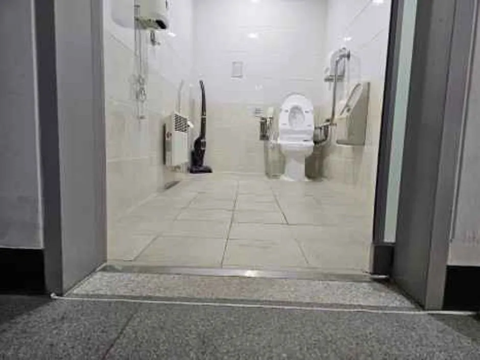 충남안전체험관_장애인화장실내부2