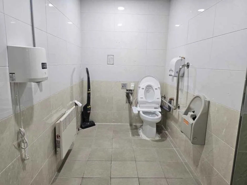 충남안전체험관_장애인화장실내부1