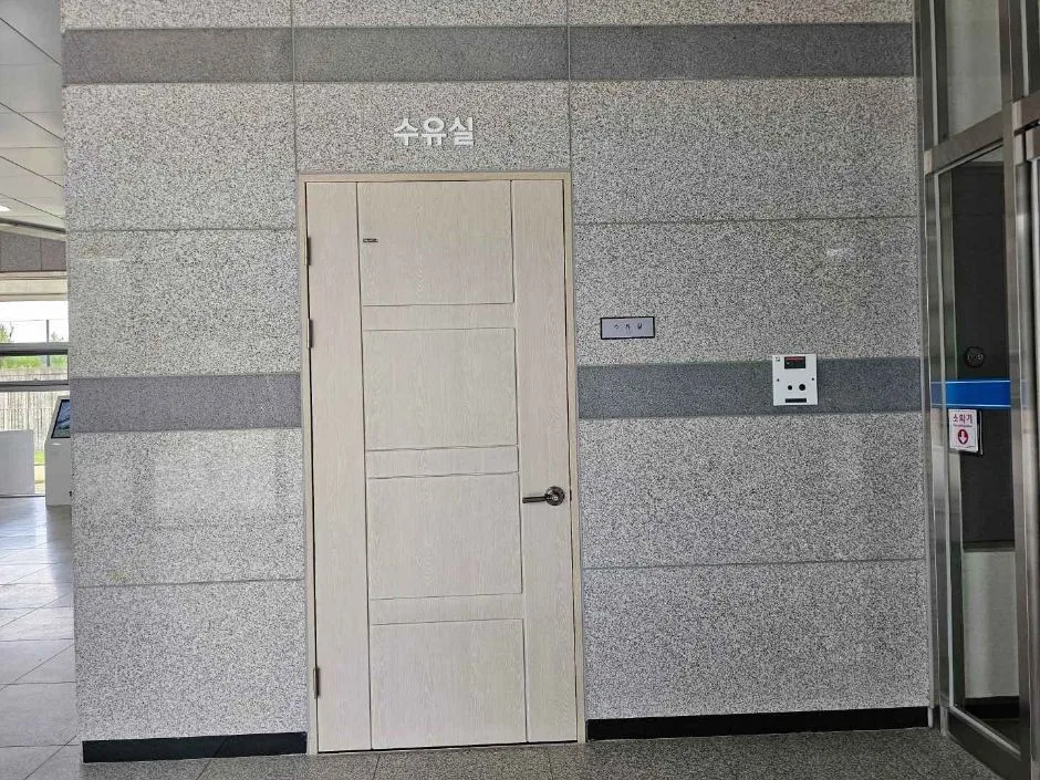 한반도습지생태문화관_제1전시실_장애인출입로_경사로완만+점자표식있음