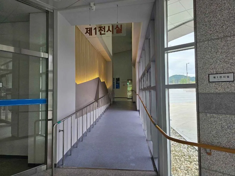 한반도습지생태문화관_내부_세면대 휠체어출입용이