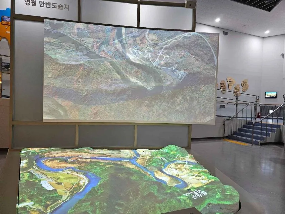 한반도습지생태문화관_주출입문_여닫이_턱없음