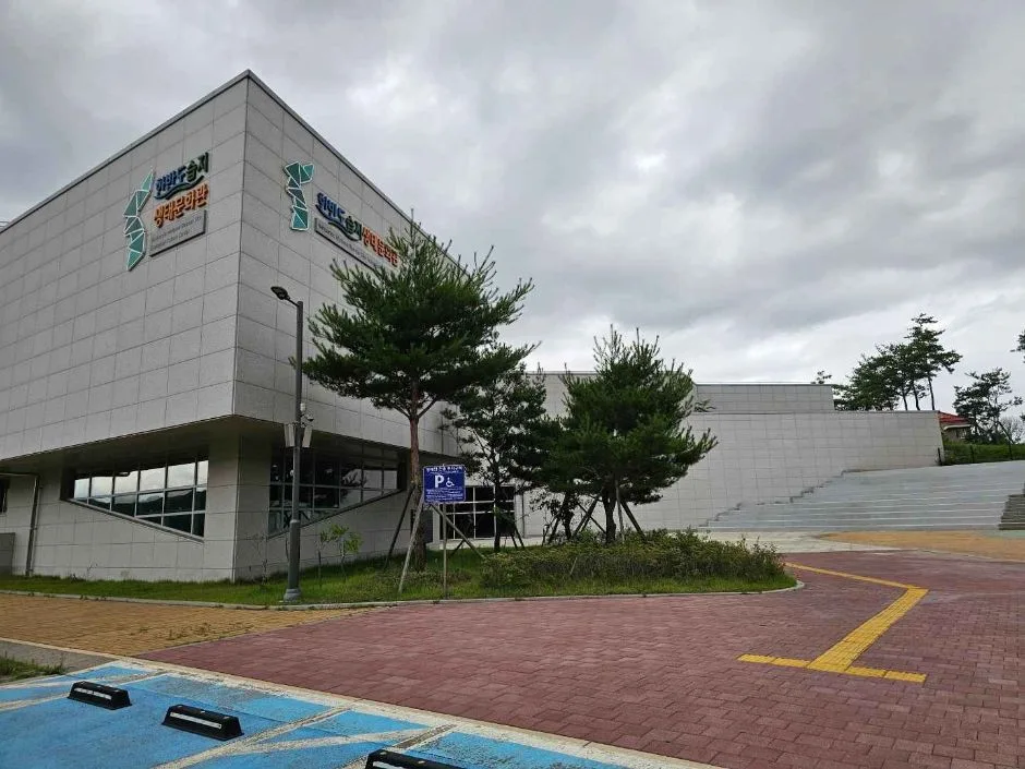 한반도습지생태문화관_제2전시실출입로_경사로완만_점자표식있음