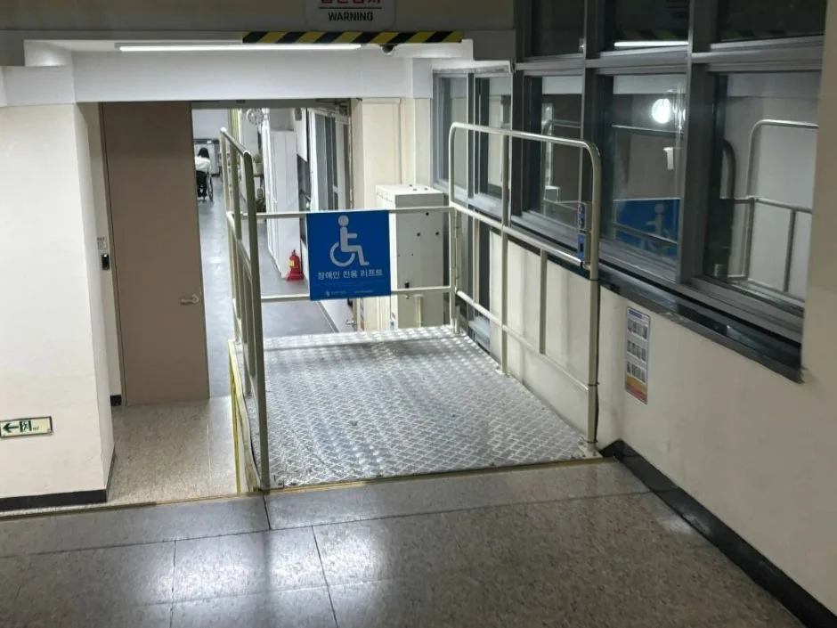 성신여자대학교_ 건물 내부 1층 휠체어