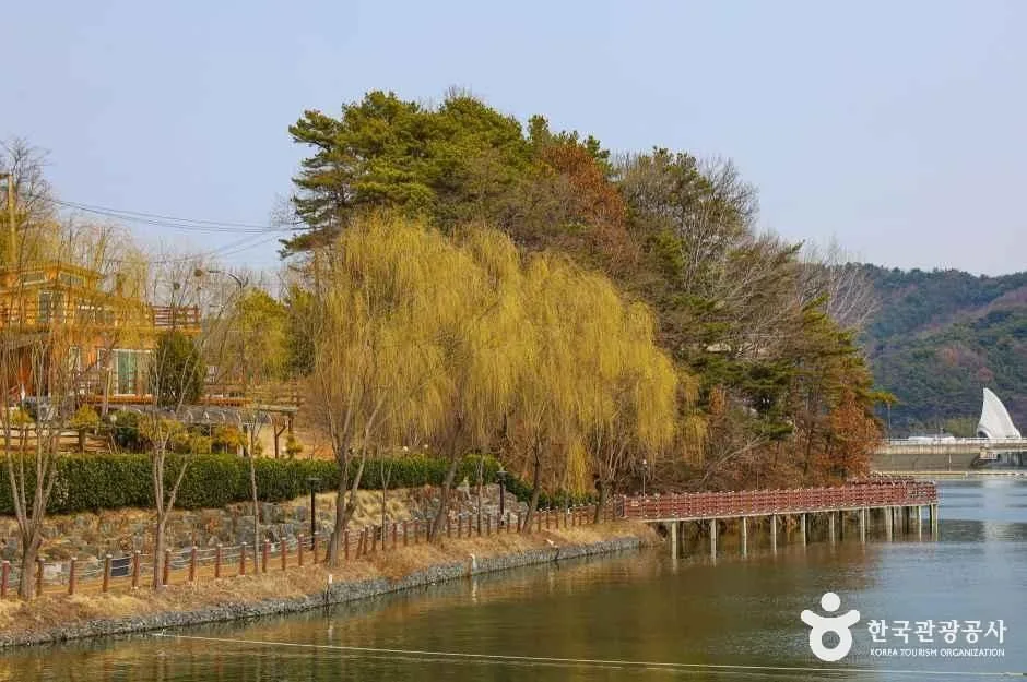 충남_예산_예당호 출렁다리(음악분수)_외부_4.jpg