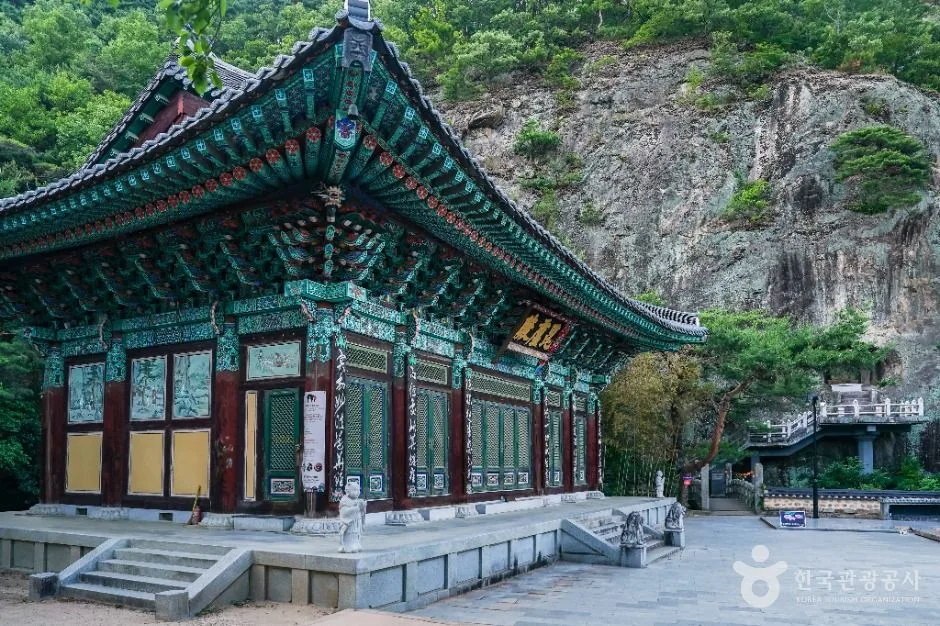 군위_군위 아미타여래삼존 석굴 (1)