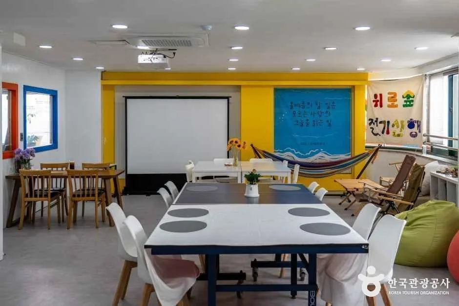 충남_청양_위로책방_내부_03.jpg