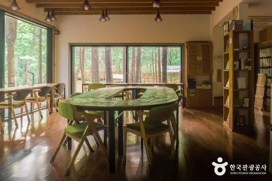 전북_전주_건지산숲속작은도서관_내부_2.jpg