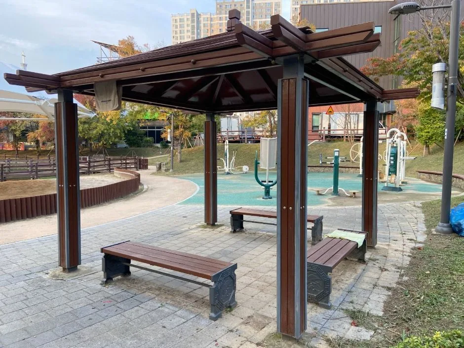 본촌생태어린이공원_운동기구 인근 공원 출입구(단차 있음, 경사로 있음)