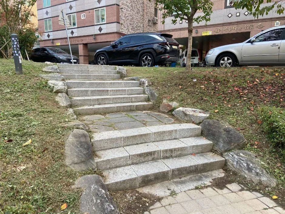 본촌생태어린이공원_운동기구 옆 벤치