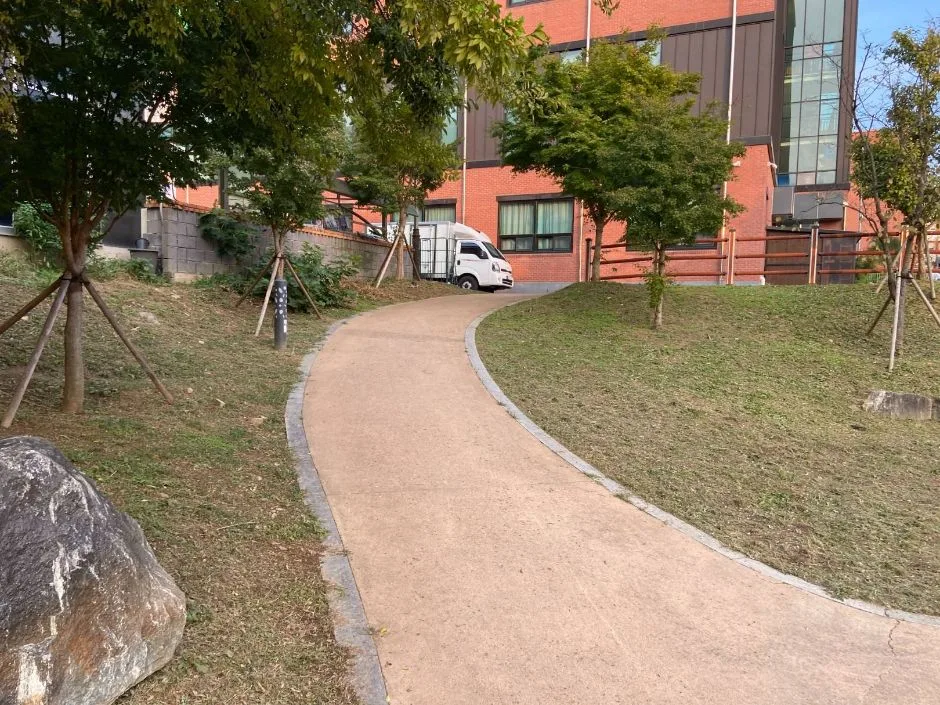 본촌생태어린이공원_운동기구 인근 수변데크길에 배치된 구명튜브