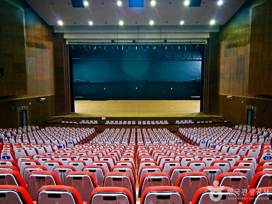 충남대학교 정심화국제문화회관 (2)