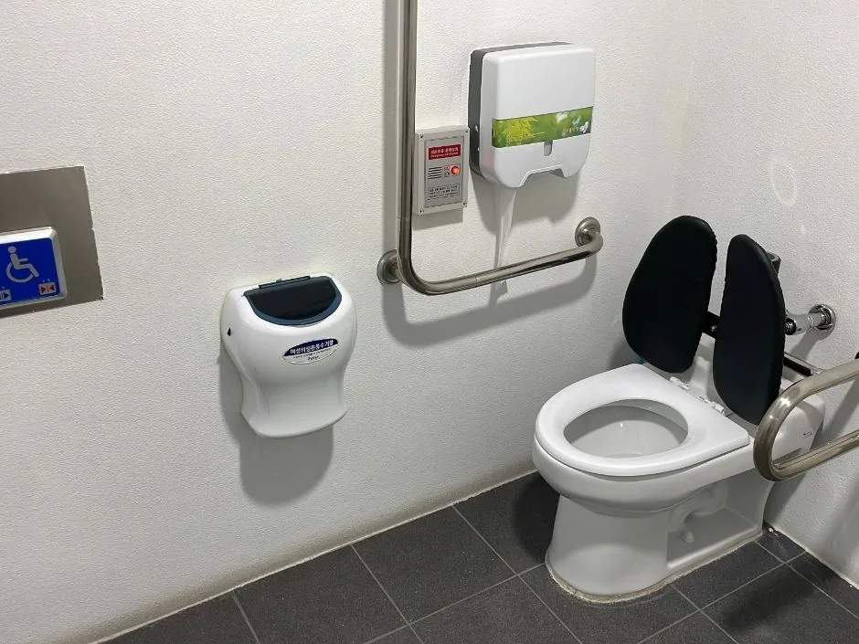 내를 건너서 숲으로 도서관_1층 종합자료실 전경