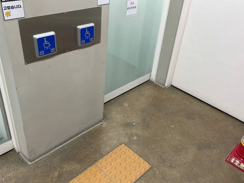 내를 건너서 숲으로 도서관_2층 전시실 전경