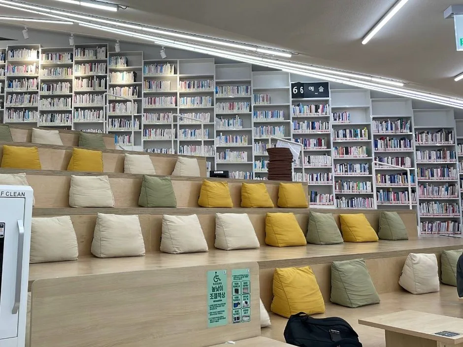 내를 건너서 숲으로 도서관_주출입구에 설치된 점자안내판
