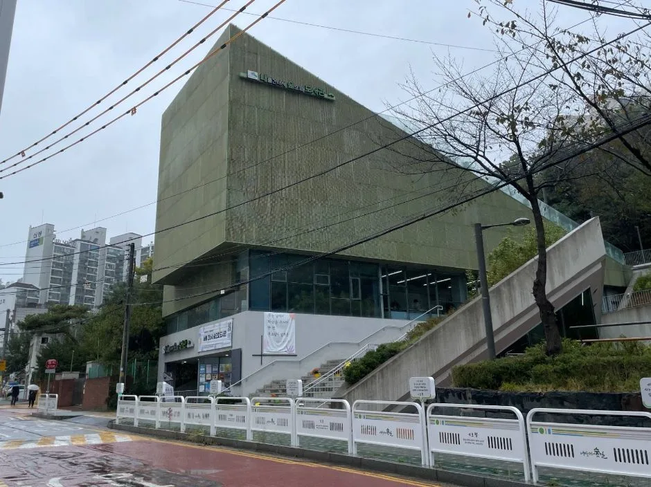 내를 건너서 숲으로 도서관_1층 안내데스크 옆 장애인 화장실 외부