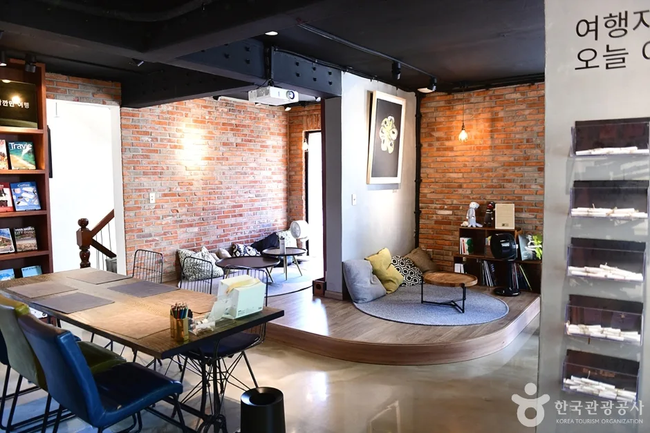 전북_전주_다가 여행자 도서관_내부_3.jpg