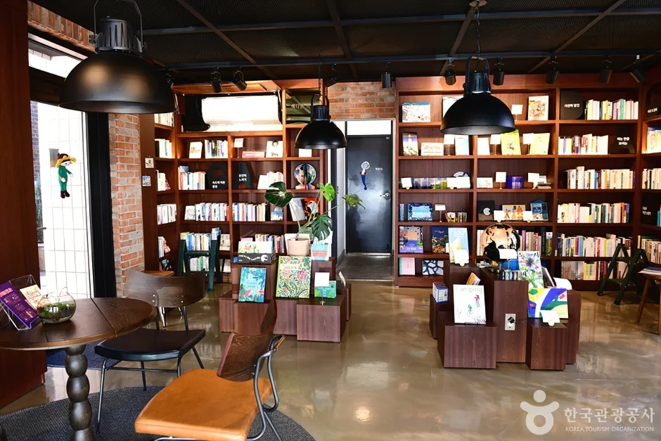 전북_전주_다가 여행자 도서관_외부_1.jpg