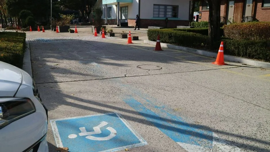 화랑대역사 전시관_전시관 뒤쪽에 있는 장애인 주차장 2면에서 경사로 없이 진입 가능