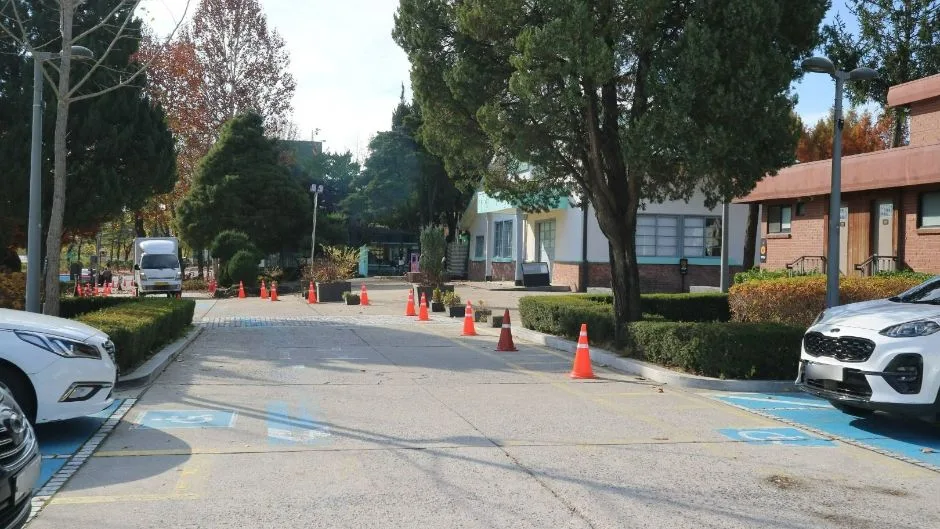 화랑대역사 전시관_전시관 뒤쪽에 있는 장애인 주차장 2면