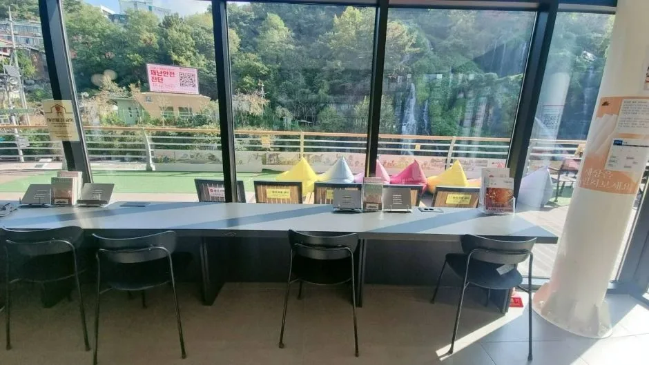폭포책방아름인도서관_창가쪽 책장