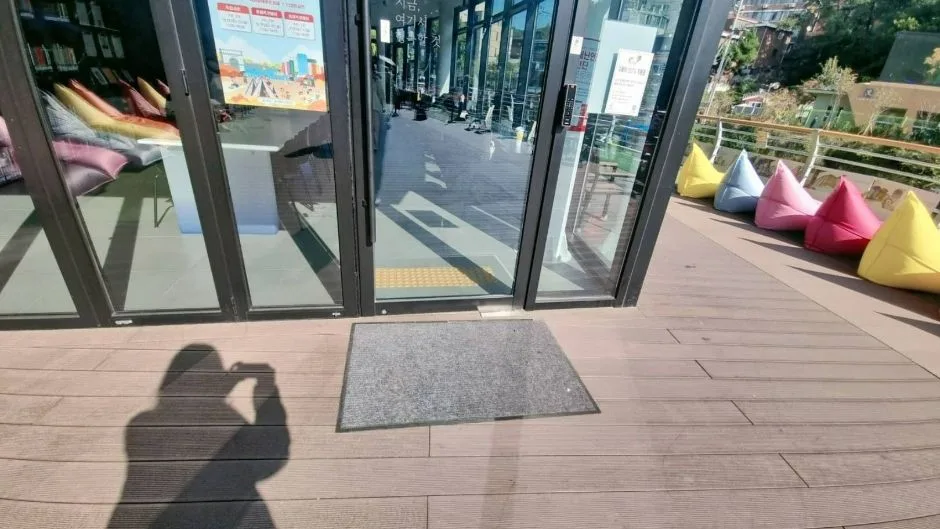 폭포책방아름인도서관_앞쪽 출입문 바닥
