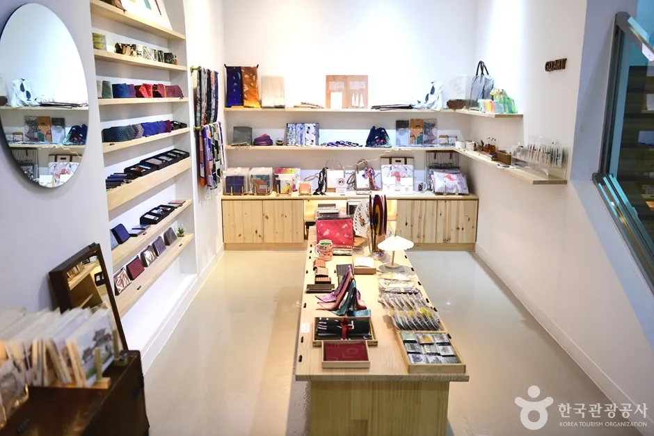 전북_전주_교동미술관_내부_1.jpg