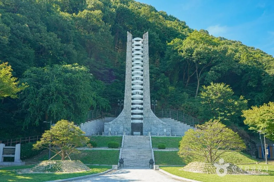 충익사 의병탑