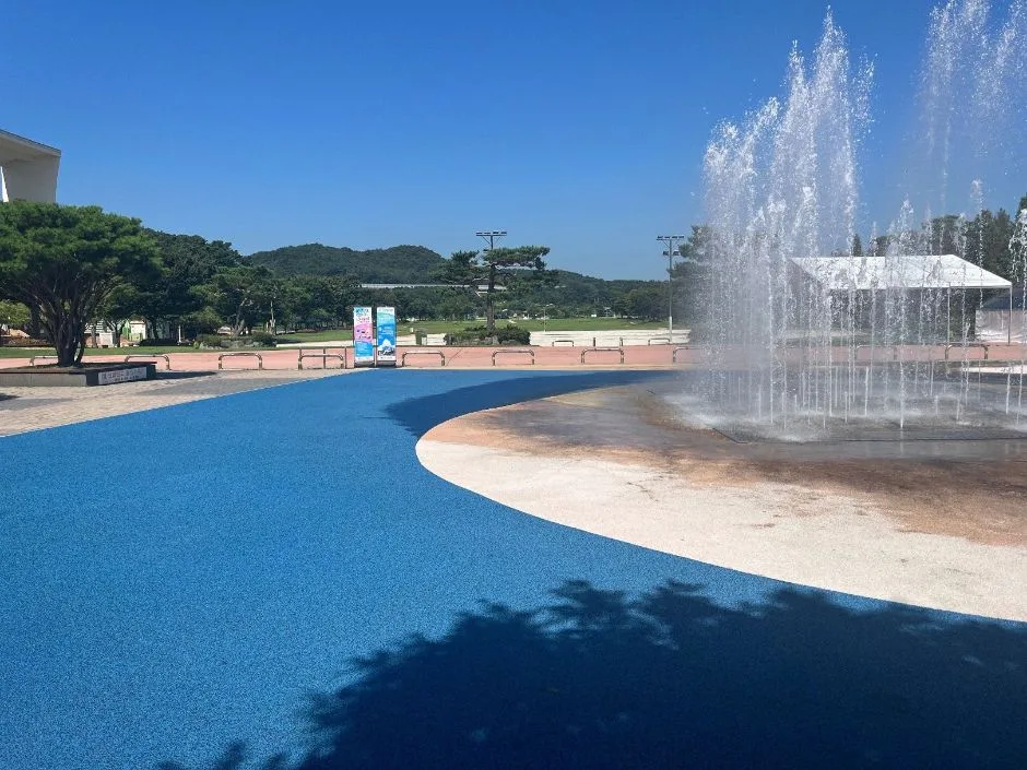 안성맞춤랜드 어린이놀이터 옆 화장실 외부