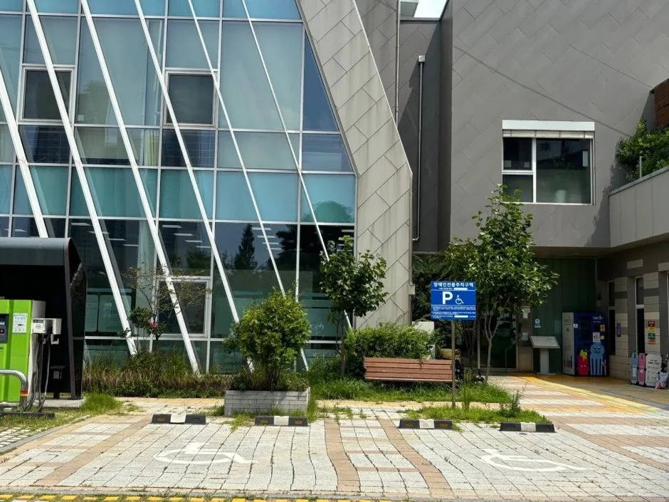 인천업사이클에코센터_장애인주차장