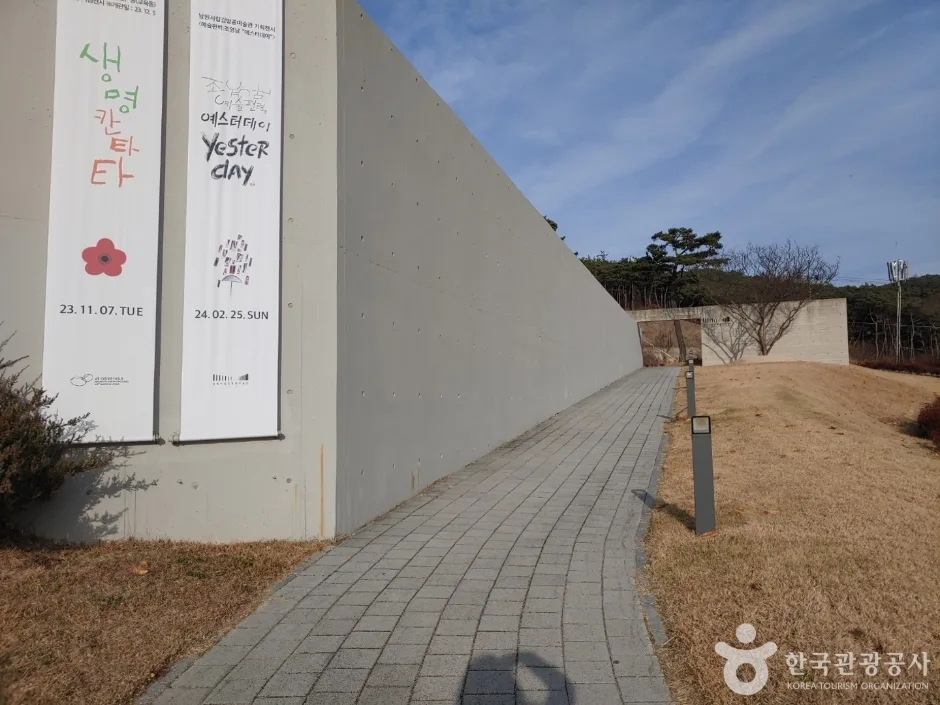 전북_남원_남원시립김병종미술관_내부_3.jpg