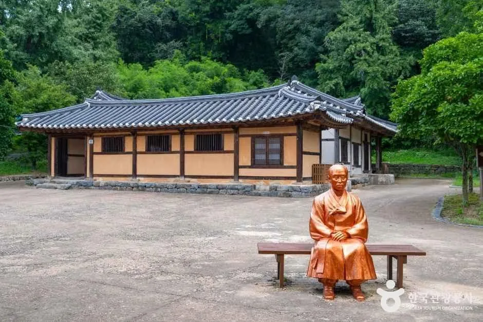 충남_천안_석오이동녕기념관_외부_2.jpg