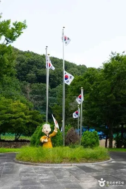 충남_천안_석오이동녕기념관_외부_4.jpg