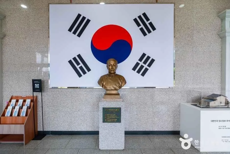 충남_천안_석오이동녕기념관_내부_1.jpg