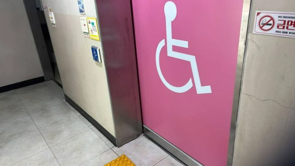 시흥시청소련수련관_ 화장실 내부