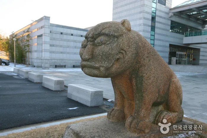 단국대학교 석주선기념박물관 입구의 석호