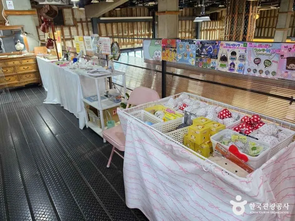 청춘창고 간판