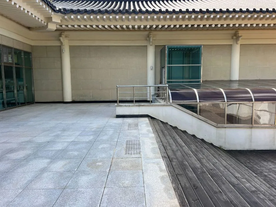 동리목월전시관_로비 휴게공간