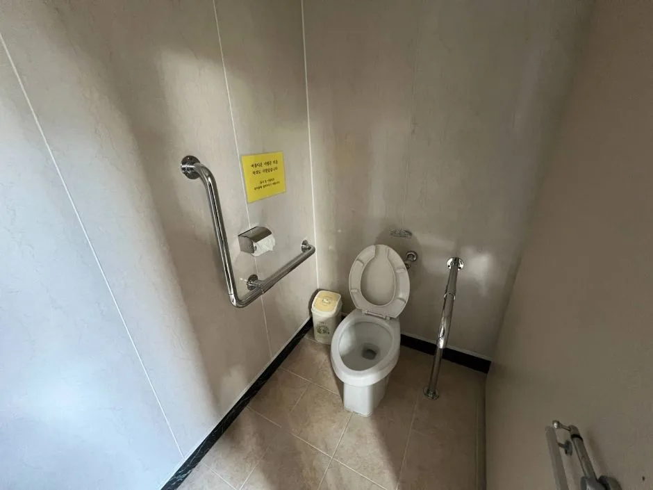 동리목월전시관_입구 점자블록