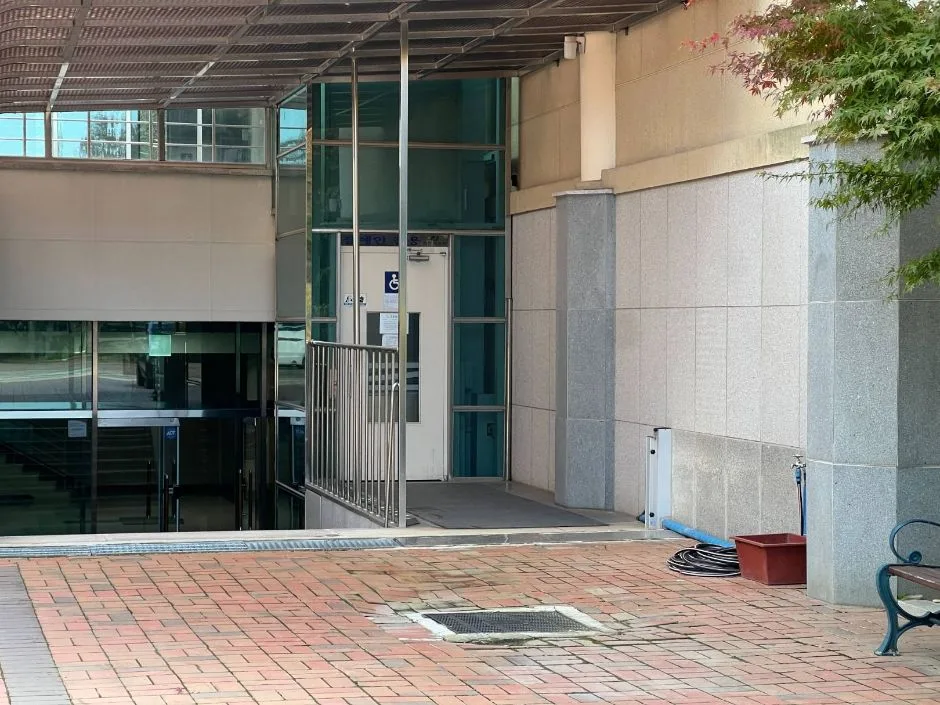 동리목월전시관_동리문학관 전시실 내부 바닥재질
