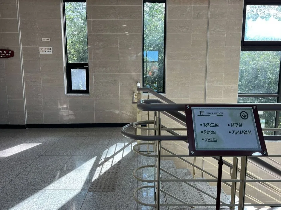 동리목월전시관_엘레베이터 경사로