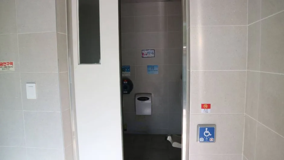 화도진지_정문 출입 후 좌측 끝 화장실 출입로