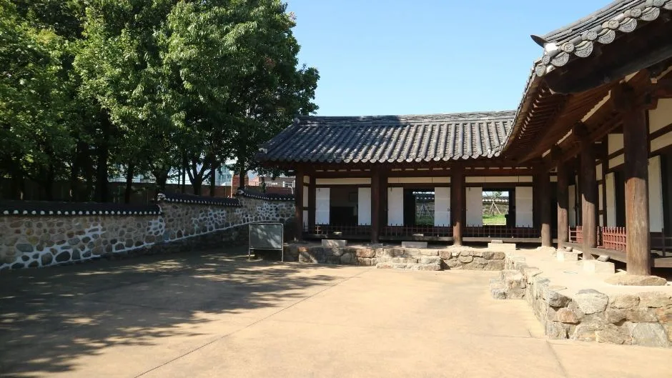 화도진지_출입문에서 들어가면 바로 왼쪽에 안내소 위치