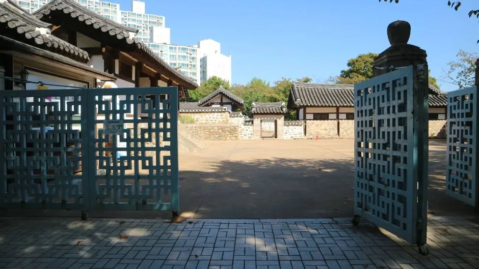 화도진지_정문 출입 후 좌측 끝 화장실 장애인 화장실(여) 외부