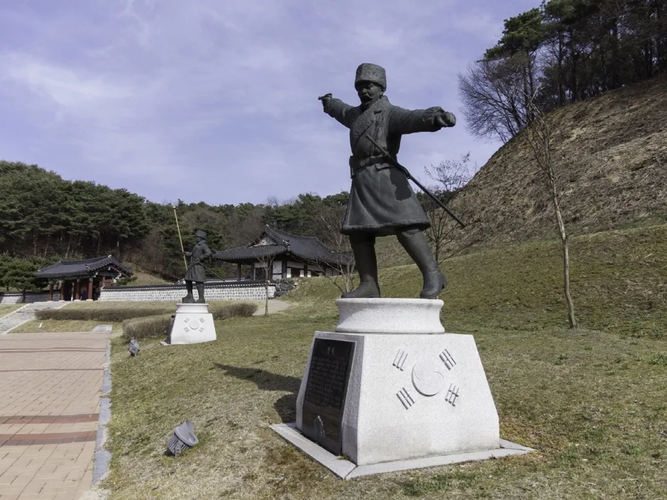 충남_홍성_김좌진장군 사당_외부_5.jpg